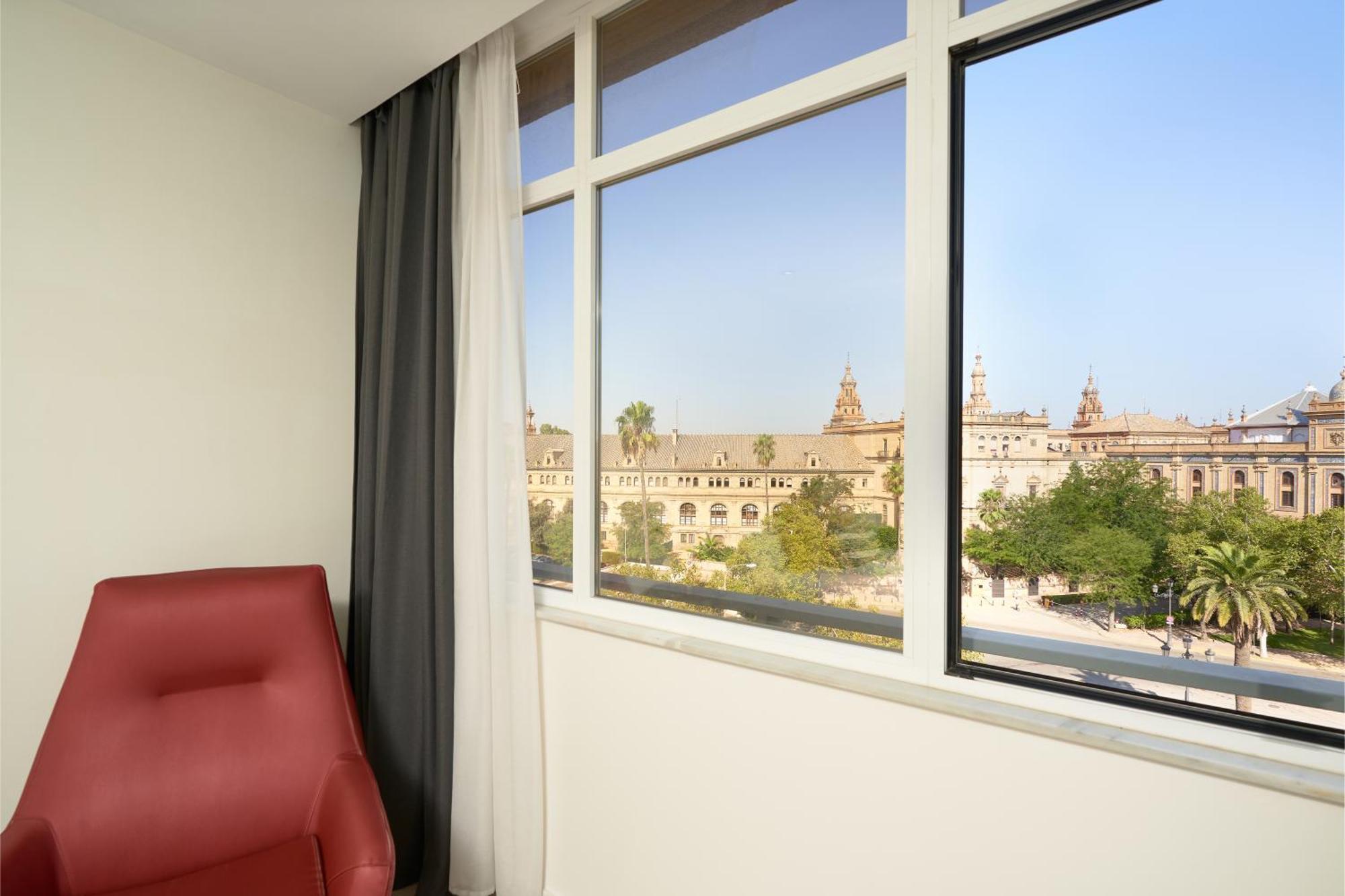 Deluxe Queen Room views to monument